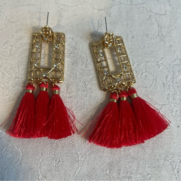 Lilly Pulitzer Jewelry - Lilly Pulitzer Earring’s Island Vibe Gold Lattice Door knocker
Ruby Red Tassel